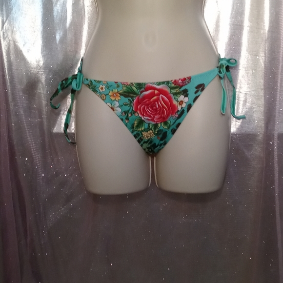 Bikini - Picture 5 of 5